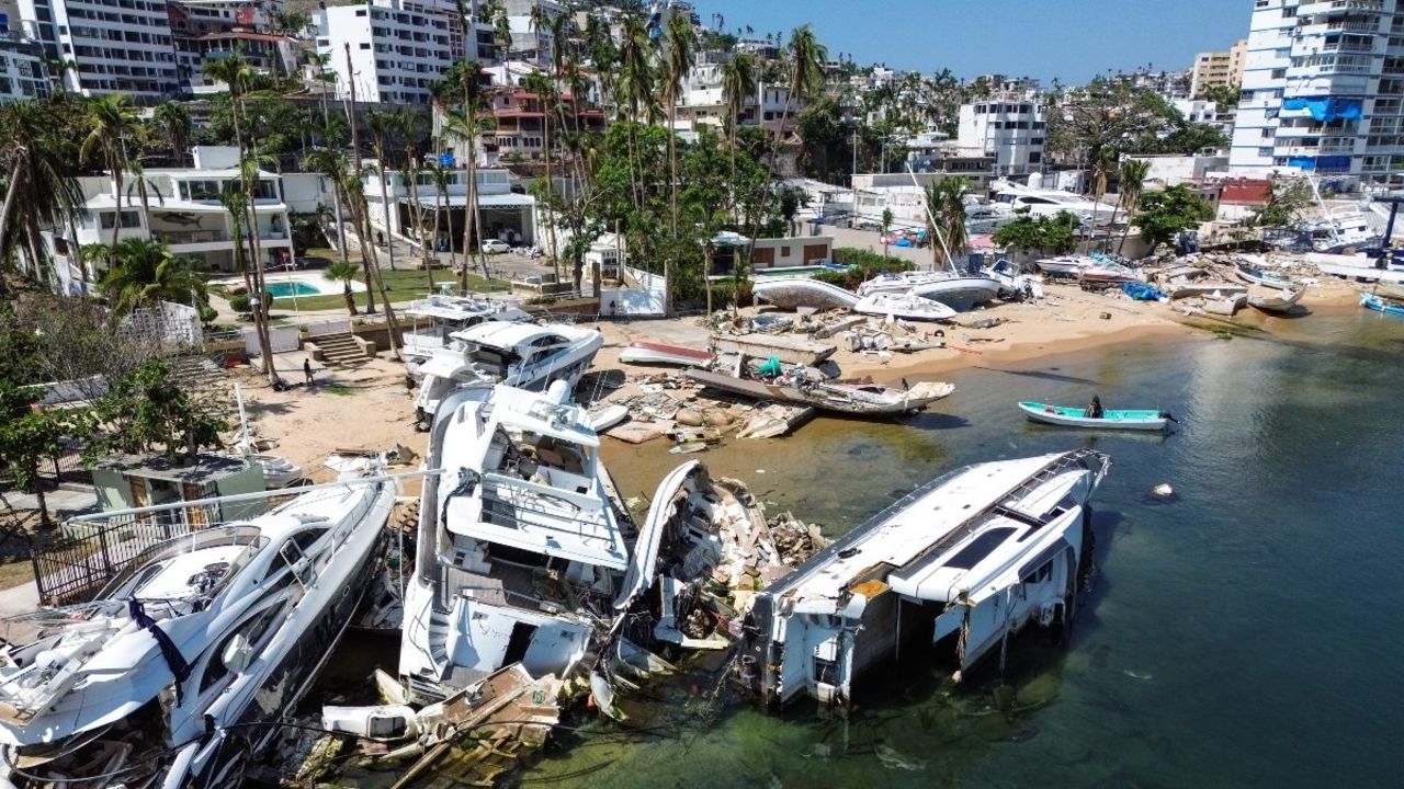 ACAPULCO,GUERRERO- 28 DE FEBRERO: Tomas aéreas del Drone sobre la playa manzanillo y playa Honda en el puerto de Acapulco, donde las embarcaciones fueron arrastradas por las fuertes rafagas de viento a la orilla esto por el paso del huracán “OTIS” donde a pesar de que ya pasaron 4 meses la zona diamante continúa casi igual desde que pasó el fenómeno natural.