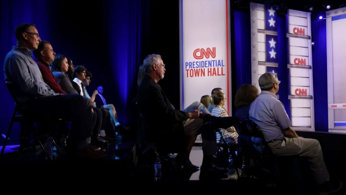 Los miembros de la audiencia observan mientras la vicepresidenta Kamala Harris participa en un foro comunitario de CNN en el condado de Delaware, Pensilvania, el 23 de octubre.