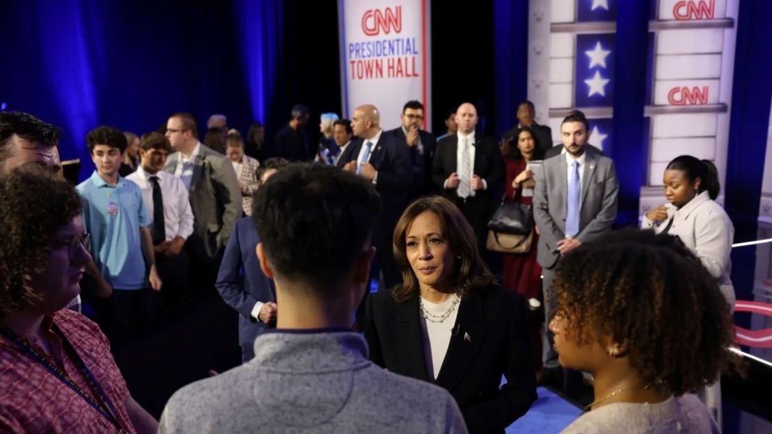 La vicepresidenta Kamala Harris habla con los votantes después del foro.