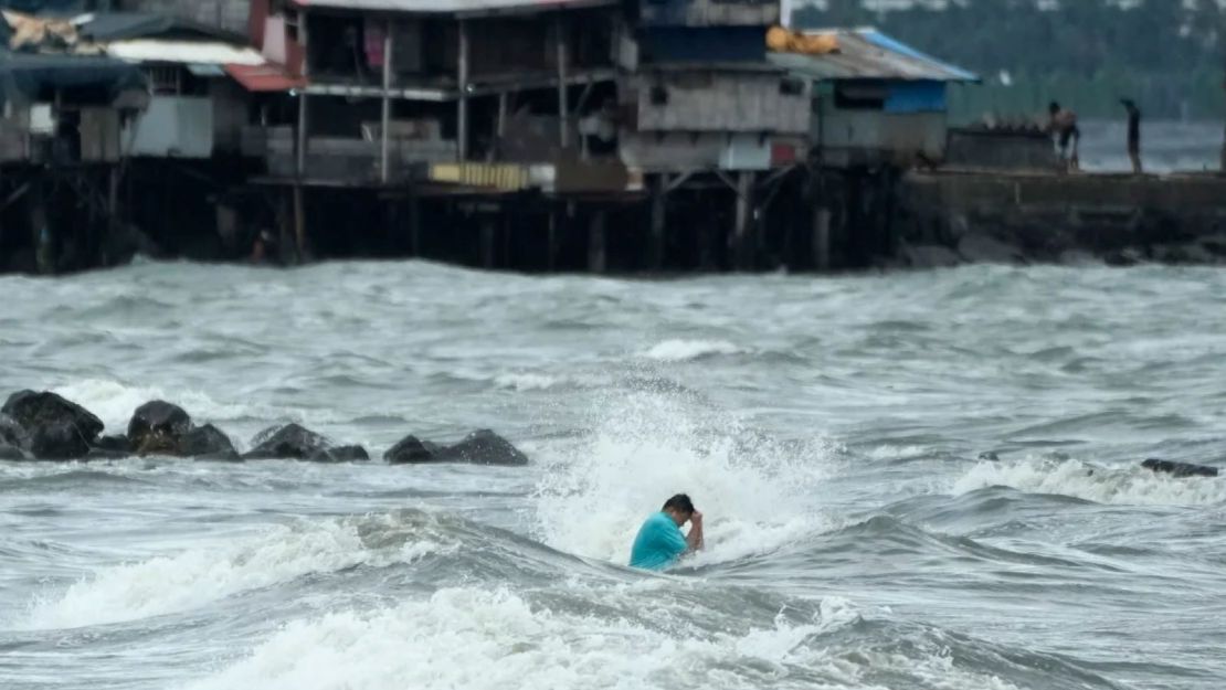 Un residente nada a pesar de las fuertes olas causadas por la tormenta tropical Trami en Manila, Filipinas, el 23 de octubre de 2024.