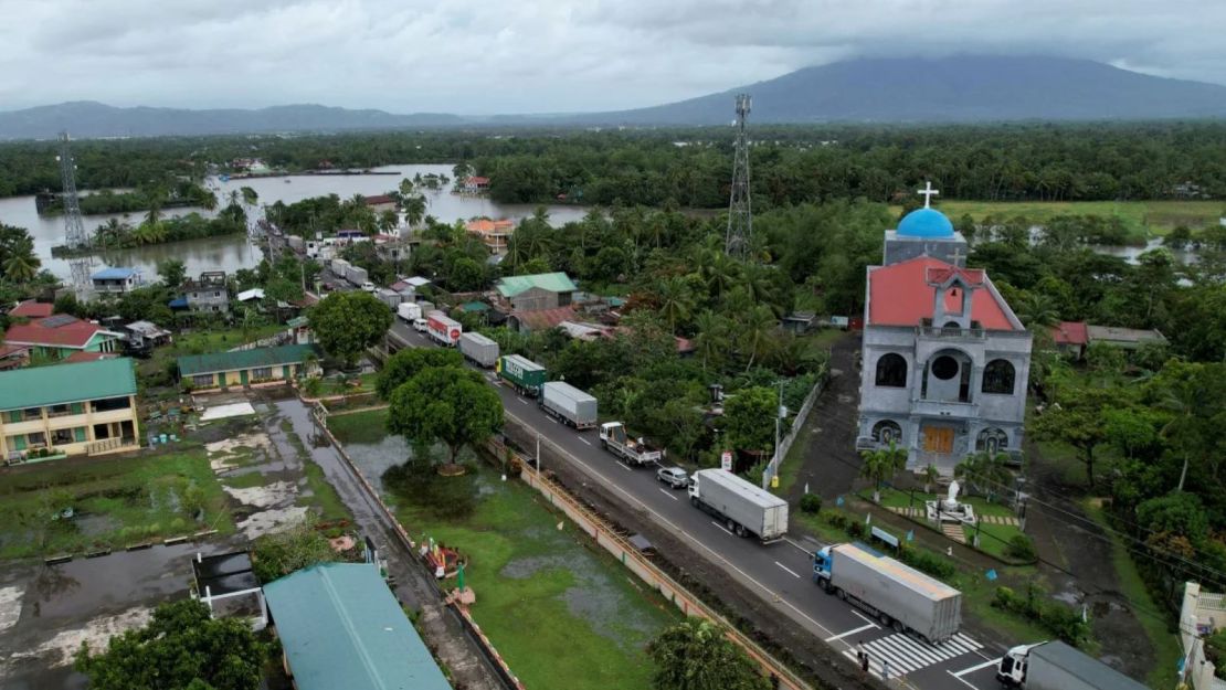 Los camiones quedan varados a lo largo de una carretera inundada en el municipio de Nabua, provincia de Camarines Sur, al sur de Manila, Filipinas, el 23 de octubre de 2024.