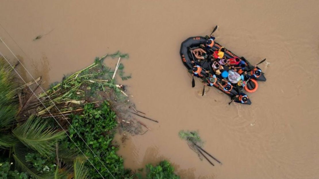 Una vista aérea muestra un barco de rescate de la guardia costera evacuando a los residentes a terrenos más seguros en el municipio de Polangui, provincia de Albay, al sur de Manila, Filipinas, el 23 de octubre de 2024.