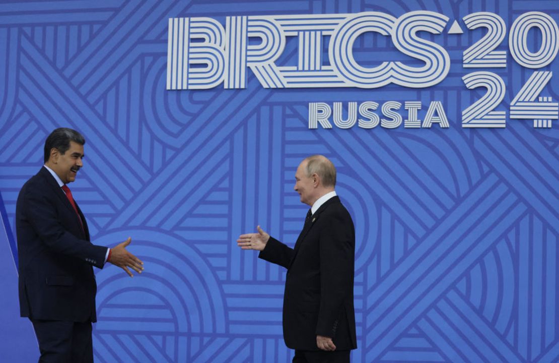 El presidente de Rusia, Vladimir Putin, saluda al presidente de Venezuela, Nicolás Maduro, durante una ceremonia oficial de bienvenida a los jefes de delegaciones en la cumbre de los BRICS en Kazán el 23 de octubre de 2024.