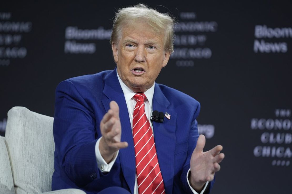 El candidato presidencial republicano Donald Trump habla durante una entrevista con Bloomberg en el Club Económico de Chicago el 15 de octubre de 2024. Crédito: Evan Vucci/AP