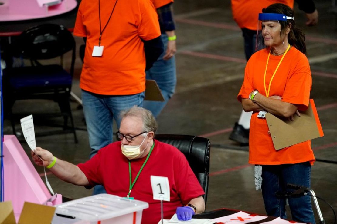 Las papeletas del condado de Maricopa emitidas en las elecciones generales de 2020 son examinadas y recontadas por contratistas que trabajan para la empresa Cyber Ninjas, con sede en Florida, en el Veterans Memorial Coliseum de Phoenix, el 6 de mayo de 2021. Crédito: Matt York/AP