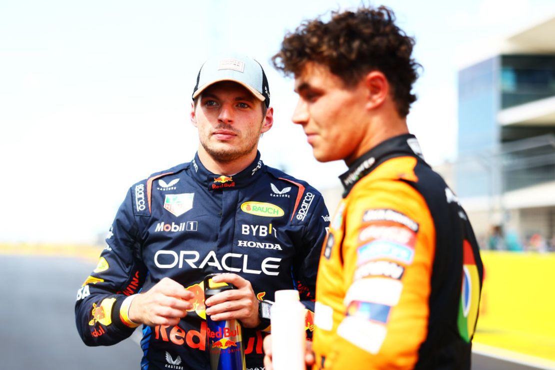 Max Verstappen de Países Bajos y Oracle Red Bull Racing, y Lando Norris de Gran Bretaña y McLaren, hablan previo al Gran Premio de Estados Unidos de F1 en el Circuito de las Américas el 19 de octubre de 2024 en Austin, Texas. Crédito: Mark Thompson/Getty Images