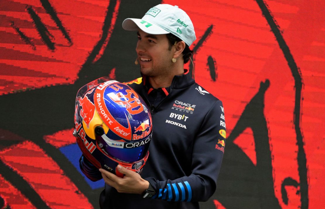 El piloto mexicano de Red Bull Racing, Sergio Pérez, muestra su casco durante una conferencia de prensa en la Plaza Carso en la Ciudad de México el 23 de octubre de 2024. Crédito: ALFREDO ESTRELLA/AFP vía Getty Images