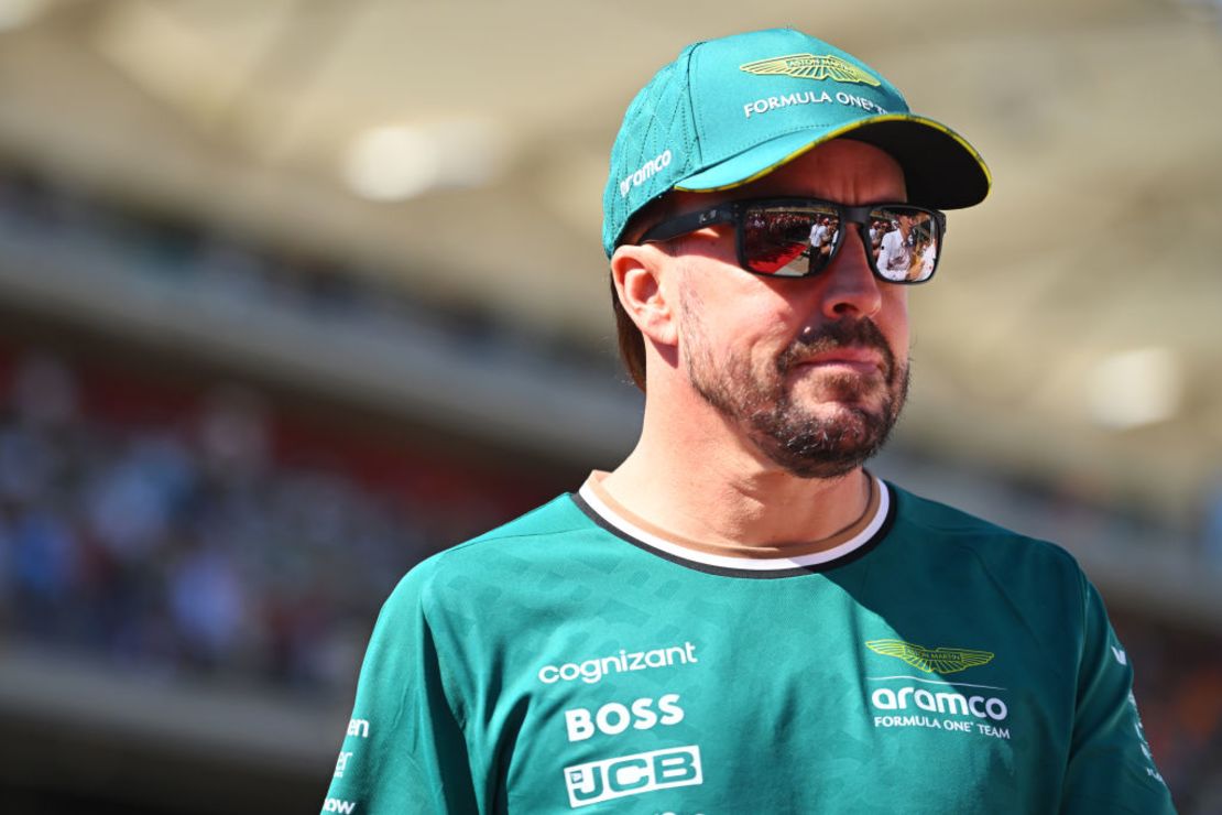 Fernando Alonso del equipo Aston Martin desde el desfile de pilotos antes del Gran Premio de F1 de Estados Unidos el 20 de octubre de 2024 en Austin, Texas. Crédito: Rudy Carezzevoli/Getty Images