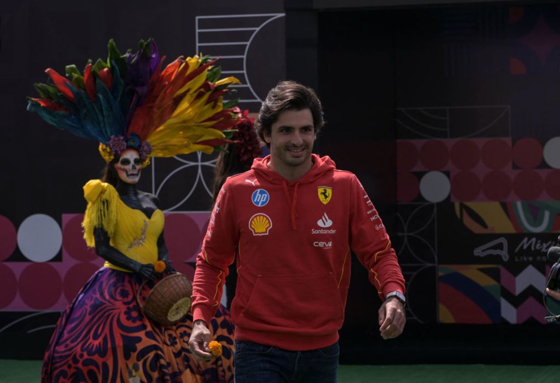 El piloto español Carlos Sainz Jr. a su llegada al autódromo Hermanos Rodríguez, en la Ciudad de México, el 24 de octubre de 2024. Crédito: YURI CORTEZ/AFP vía Getty Images