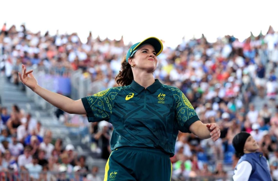 Google observó un aumento en las búsquedas de "traje deportivo verde y amarillo" y "pantalones deportivos verdes" entre los s que buscan emular a la breakdancer australiana Raygun. Crédito: Elsa/Getty Images/Archivo.