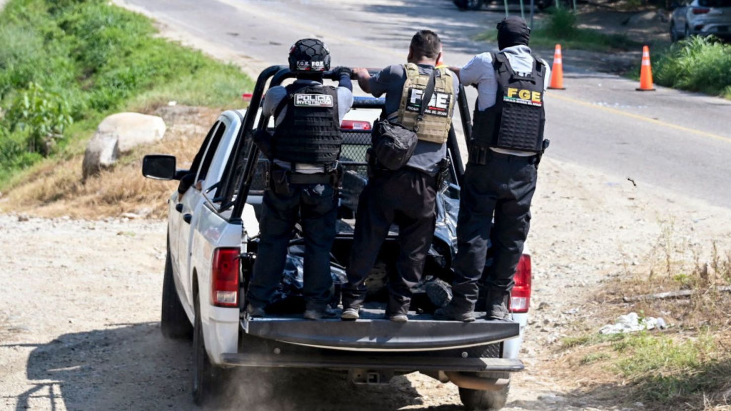 Al menos dos muertos en enfrentamientos entre grupos armados en Tecpán de  Galeana, Guerrero | CNN