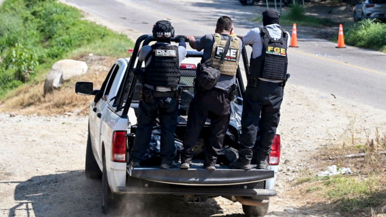 Los policías de México retiran los cuerpos de personas que murieron tras un enfrentamiento armado en Teán de Galeana, Guerrero, México, el 24 de octubre de 2024.