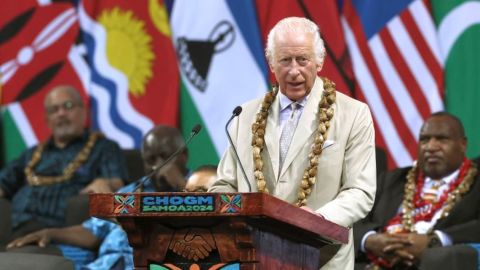 El rey Carlos III de Gran Bretaña pronuncia un discurso durante la ceremonia de apertura de la Reunión de Jefes de Gobierno de la Mancomunidad Británica de Naciones en Apia, Samoa, el 25 de octubre.