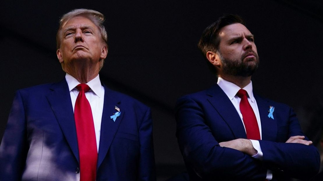 Donald Trump (izq.) y J. D. Vance en una ceremonia conmemorativa en el 23º aniversario del ataque terrorista del 11 de septiembre al World Trade Center en Nueva York el 11 de septiembre de 2024.