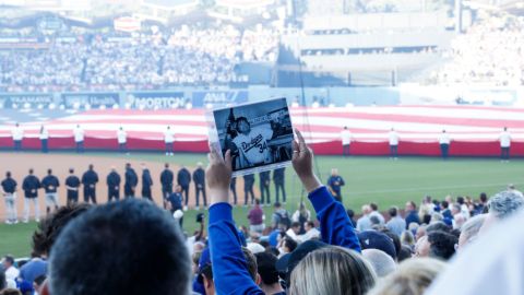 Un fan de los Dodgers de Los Ángeles sostiene una foto del fallecido lanzador Fernando Valenzuela antes del Juego 1 de la Serie Mundial 2024 en el Dodger Stadium el 25 de octubre de 2024 en Los Ángeles, California. Crédito: Kevork Djansezian/Getty Images