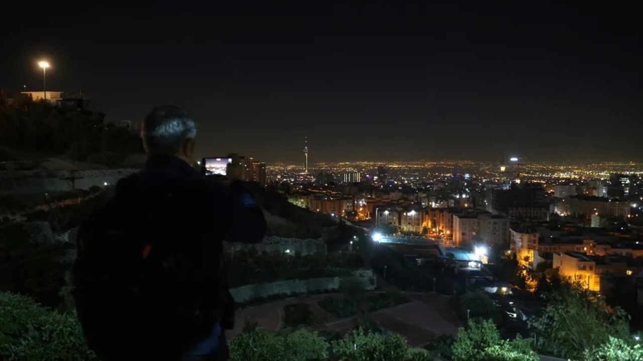 Vista general de Teherán después de que se escucharon varias explosiones en la capital iraní el sábado.