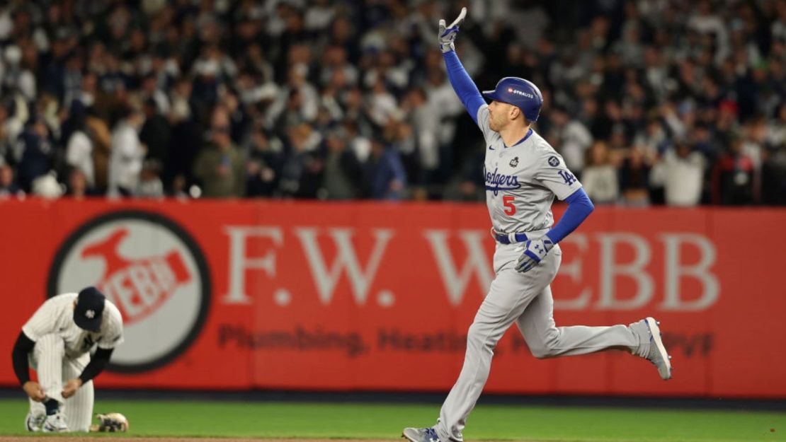 Freddie Freeman de los Dodgers de Los Ángeles recorre las bases después de conectar un jonrón durante el Juego 3 de la Serie Mundial en el Yankee Stadium el 28 de octubre de 2024 en Nueva York.