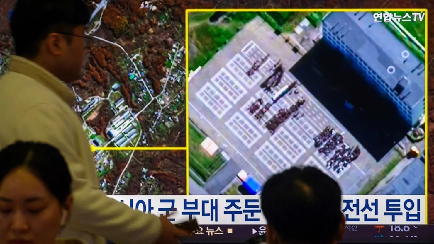 Un televisor en la estación de tren de Yongsan en Seúl muestra una imagen satelital de la instalación militar rusa de Ussuriysk, donde el Servicio de Inteligencia Nacional (NIS) de Corea del Sur informó sobre una reunión de personal norcoreano, el 19 de octubre de 2024.