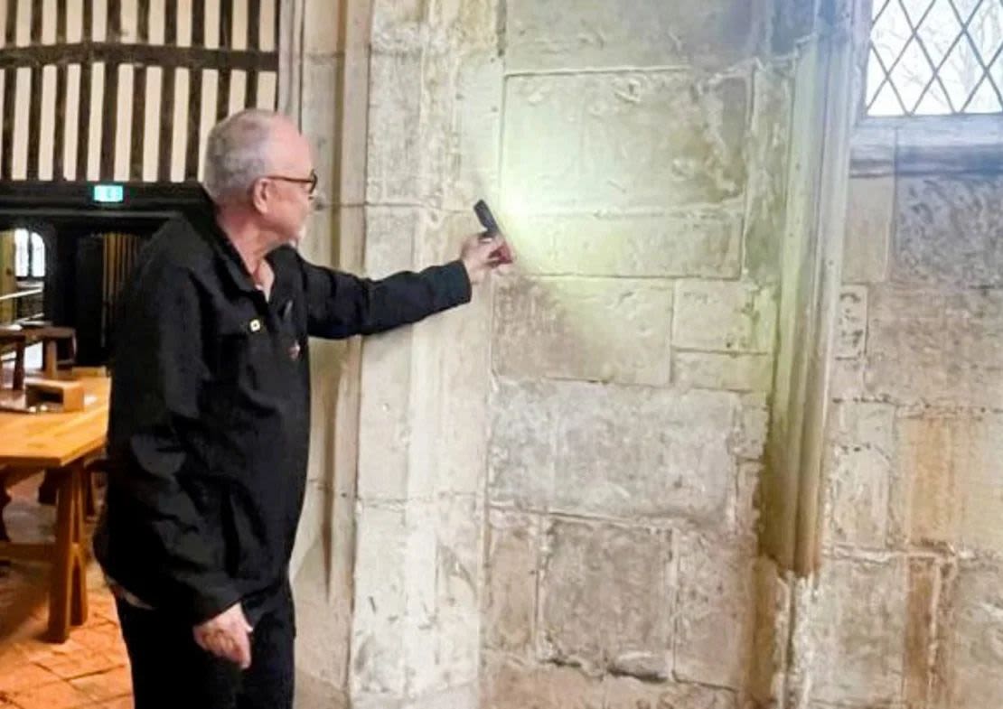En el transcurso de dos años, Rick Berry, voluntario de English Heritage desde hace mucho tiempo, descubrió y trazó un mapa de alrededor de 20 tallas en la propiedad Tudor.