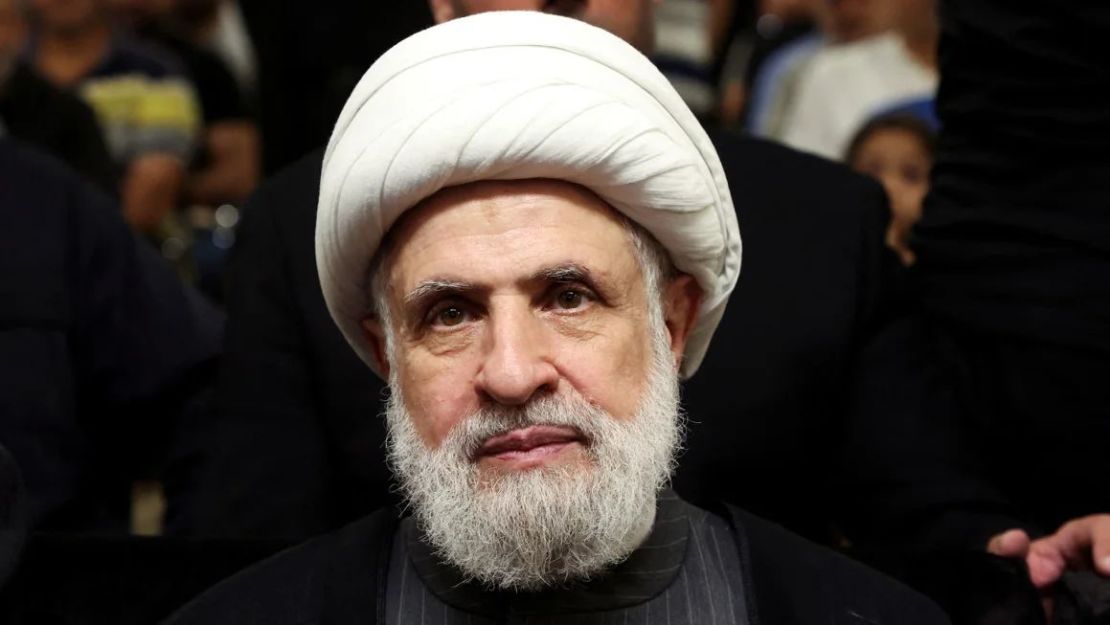 El nuevo líder de Hezbollah, Sheikh Naim Qassem, asiste a un servicio conmemorativo por los miembros muertos de Hezbollah, en los suburbios del sur de Beirut el 19 de junio.