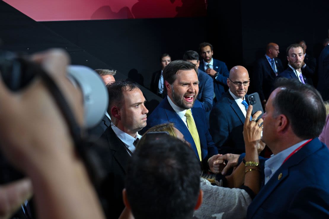 El senador de Ohio J. D. Vance estrecha la mano de un delegado de Idaho en la Convención Nacional Republicana celebrada en el Fiserv Forum de Milwaukee el 16 de julio de 2024. Crédito: Rebecca Wright/CNN