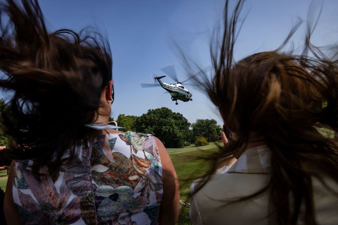 El Marine One despega del Jardín Sur de la Casa Blanca llevando a Biden a Las Vegas el 15 de julio. Biden viajó a Las Vegas para realizar paradas de campaña, discursos y entrevistas. Hasta ese momento, se había mantenido firme en su decisión de seguir en la carrera presidencial a pesar de la creciente lista de congresistas demócratas que le pedían que se hiciera a un lado. Crédito: Samuel Corum/AFP/Getty Images