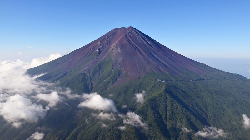 El icónico Monte Fuji de Japón aún no ha visto nieve esta temporada,  rompiendo un récord de 130 años | CNN