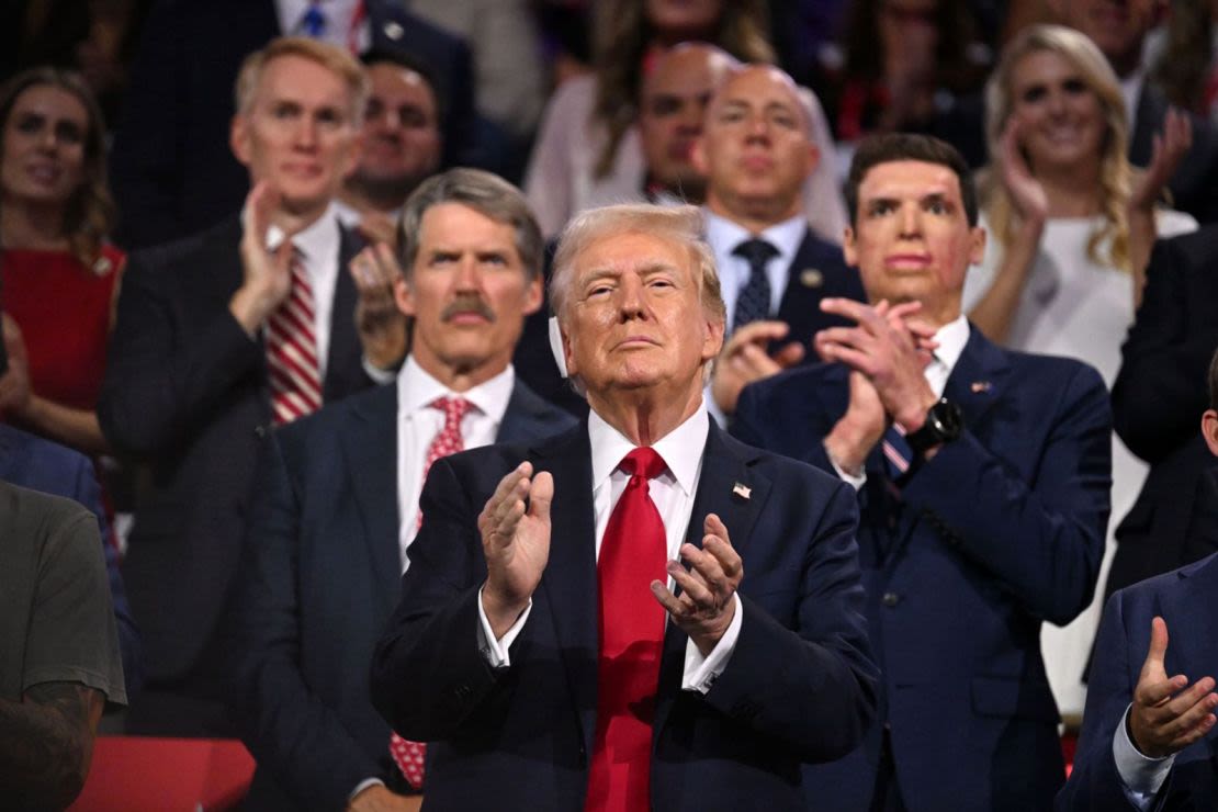 Trump aplaude en la Convención Nacional Republicana en Milwaukee. Crédito: Will Lanzoni/CNN