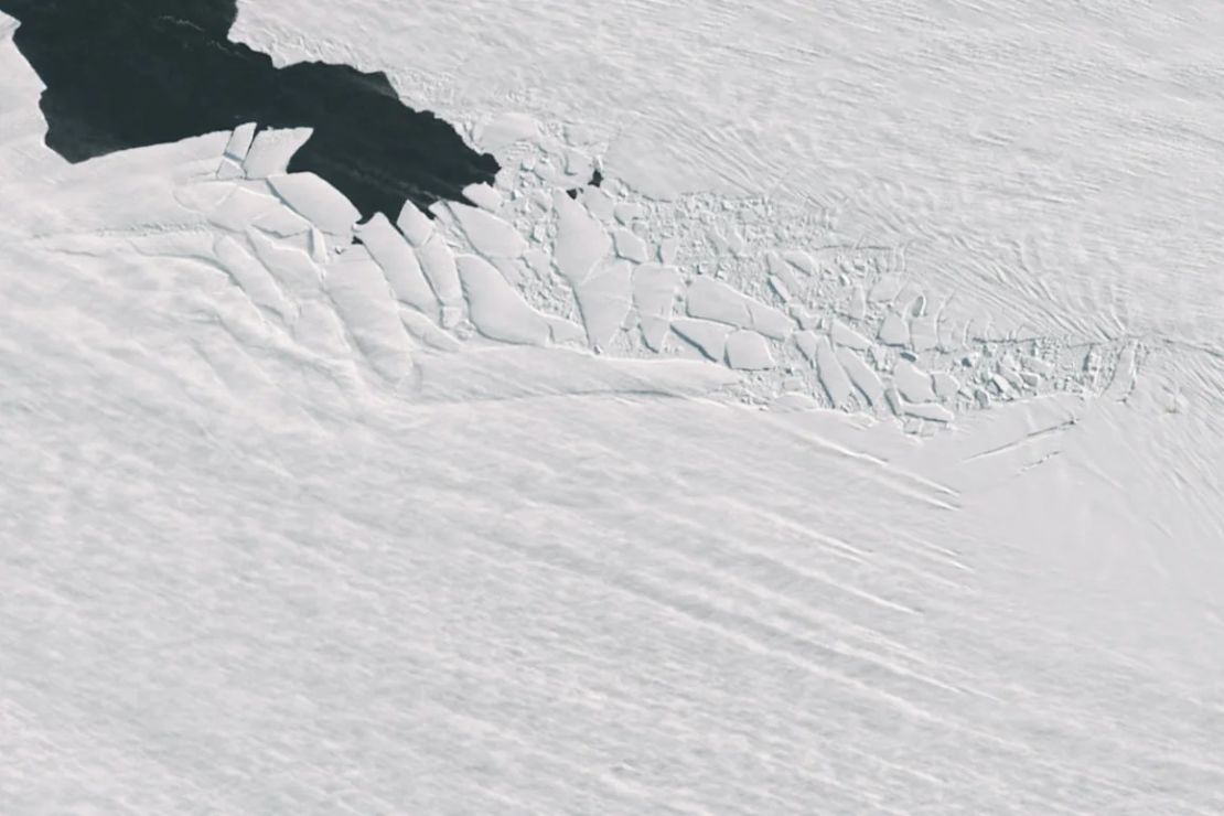 Los fuertes vientos arrastran la nieve formando marcadas líneas a lo largo del glaciar Pine Island. Crédito: NASA/USGS.