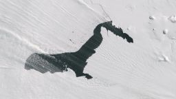 La niebla de vapor, también conocida como humo marino, junto con bandas de nieve (de color blanco algodonoso) se ven en contraste con el agua del glaciar Pine Island en la Antártida el 10 de octubre de 2024. Crédito: NASA/USGS.