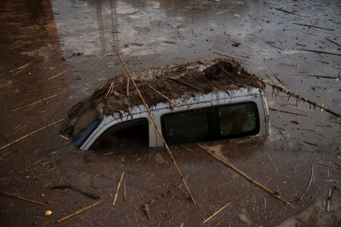 Un auto cubierto de barro en una calle inundada en Álora, cerca de Málaga, el 29 de octubre de 2024. Crédito: JORGE GUERRERO/AFP vía Getty Images