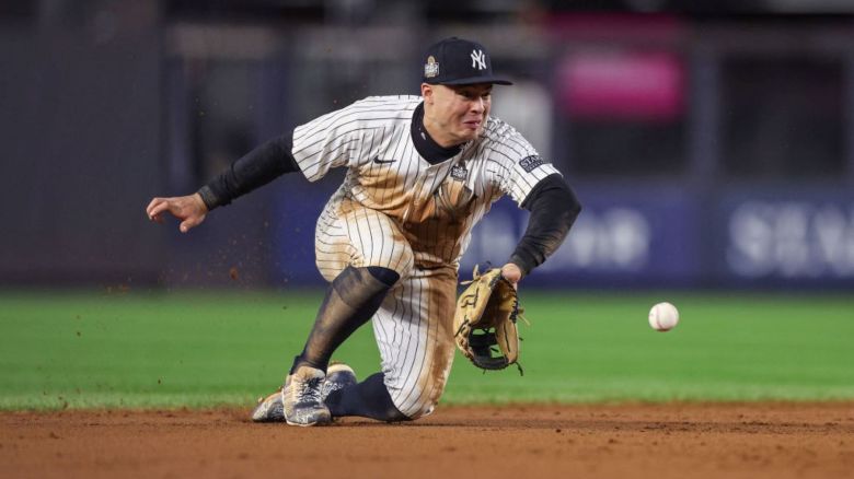 Anthony Volpe de los Yankees de Nueva York fildea un rodado durante la novena entrada del cuarto juegode la Serie Mundial contra los Dodgers de Los Ángeles en el Yankee Stadium el 29 de octubre de 2024.