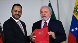 El presidente de Brasil, Luiz Inácio Lula da Silva, recibe las cartas credenciales del embajador de Venezuela Manuel Vicente Vadell Aquino en el Palacio de Planalto en Brasilia, Brasil, el 24 de mayo de 2023. Crédito: EFE/André Borges