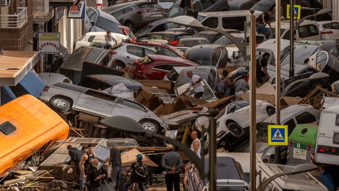 Los autos se amontonan en la calle con otros escombros después de que las inundaciones repentinas afectaran la región el 30 de octubre de 2024 en el área de Sedaví en Valencia, España. Las autoridades españolas dijeron este miércoles que decenas de personas habían muerto en la región de Valencia durante la noche después de las inundaciones repentinas que siguieron a las fuertes lluvias. La agencia meteorológica española había emitido su alerta máxima para la región debido a las lluvias extremas.