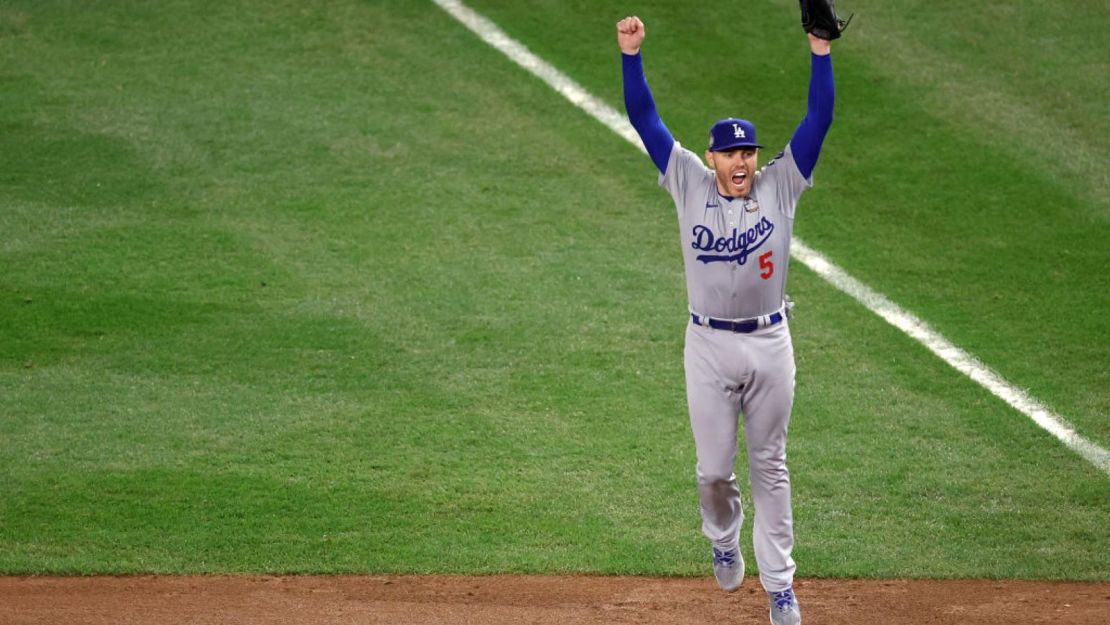 Freddie Freeman de los Dodgers de Los Ángeles celebra mientras los Dodgers derrotan a los Yankees de Nueva York 7-6 en el Juego 5 para ganar la Serie Mundial en el Yankee Stadium el 30 de octubre de 2024.