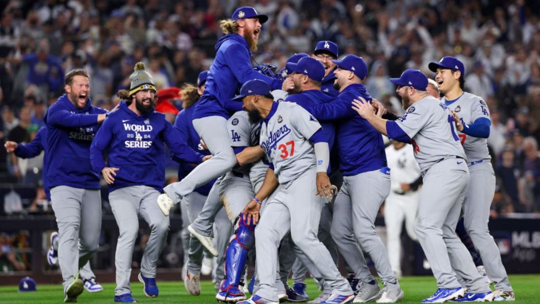 Los Dodgers de Los Ángeles celebran mientras derrotan a los Yankees de Nueva York 7-6 en el Juego 5 para ganar la Serie Mundial 2024 en el Yankee Stadium el 30 de octubre de 2024.