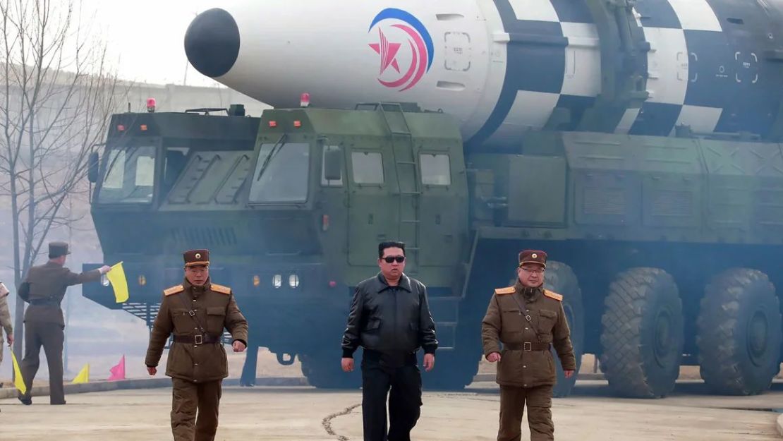 En esta fotografía distribuida por el Gobierno de Corea del Norte, el líder norcoreano Kim Jong Un camina alrededor de lo que dice es un misil balístico intercontinental (ICBM) Hwasong-17 en el lanzador, en un lugar no revelado en Corea del Norte el 24 de marzo de 2022.