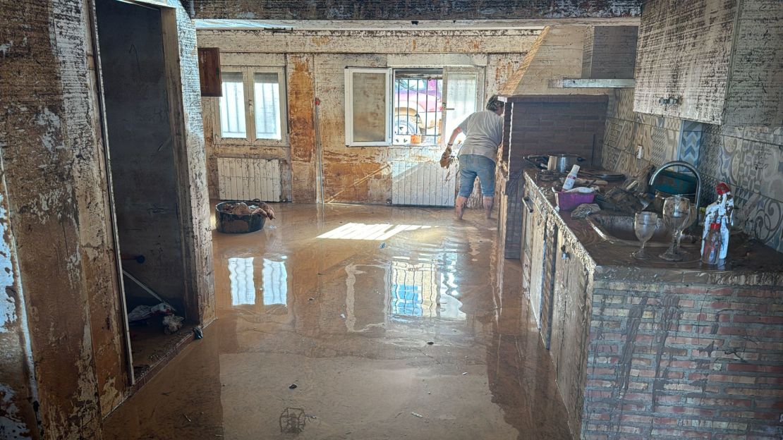 Carmen, de Avenida del Milagro, muestra a CNN el estado de la cocina en la planta baja de su hogar.