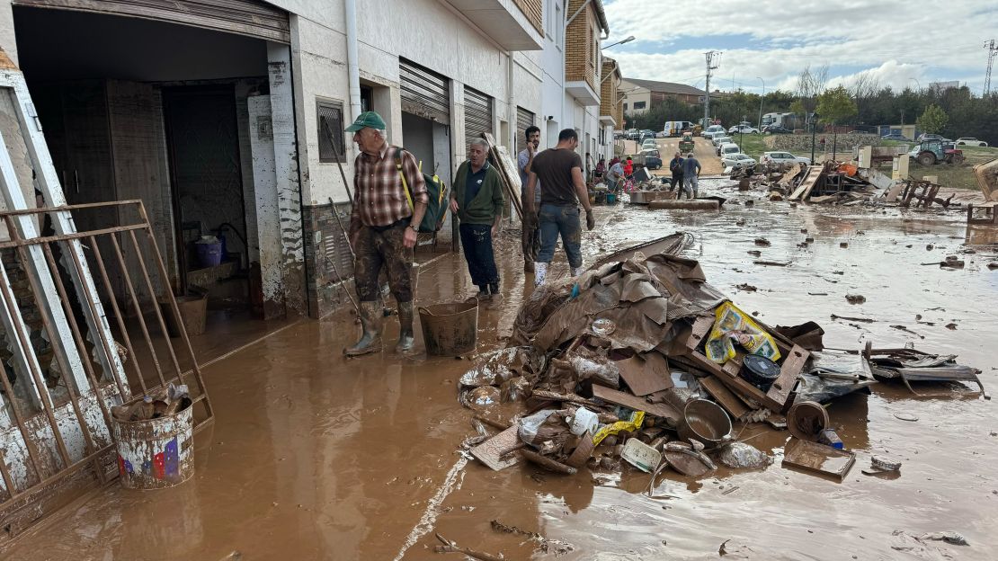 Vecinos de la Avenida del Milagroo limpian los destrozos del temporal.