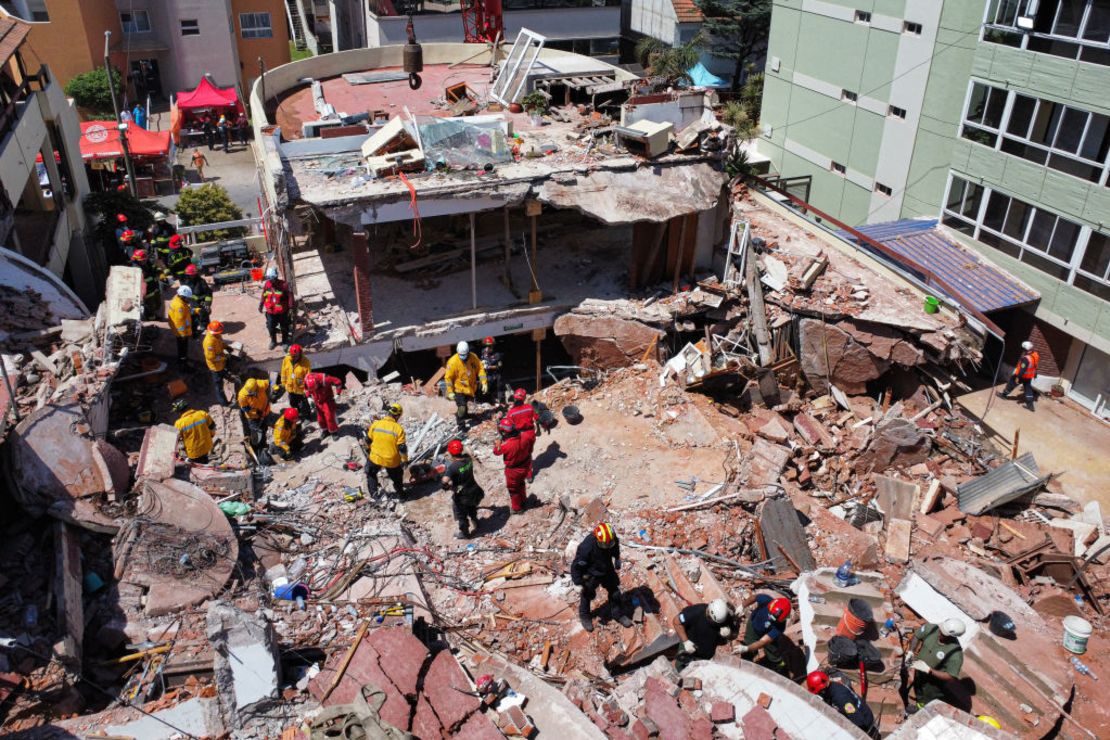 En esta vista aérea, los rescatistas buscan a personas desaparecidas en el Hotel Dubrovnik un día después de que se derrumbara en la ciudad costera de Villa Gesell, provincia de Buenos Aires, el 30 de octubre de 2024. Crédito: STRINGER/AFP vía Getty Images