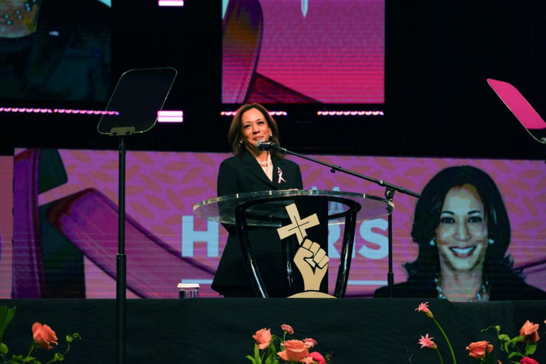 La candidata presidencial demócrata,Kamala Harris, habla durante un servicio religioso en una iglesia bautista el 20 de octubre de 2024 en Stonecrest, Georgia. Megan Varner/Getty Images