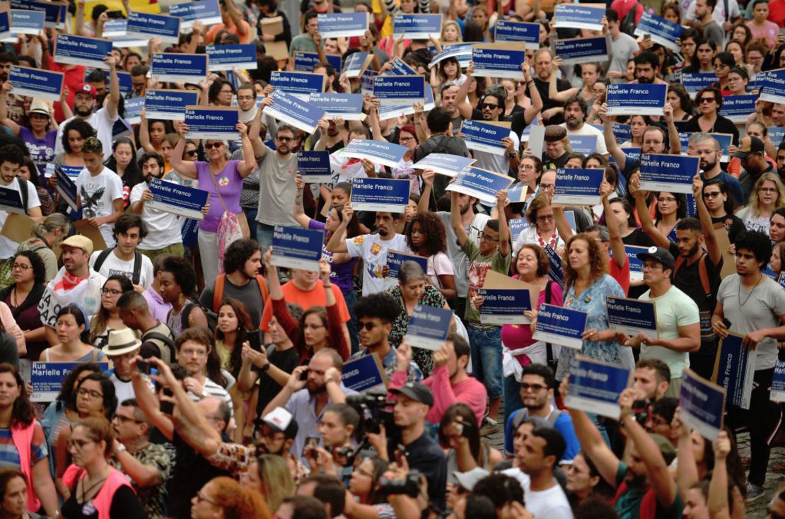 Manifestantes sostienen carteles en las calles que dicen "Marielle Franco St." durante una manifestación en el centro de Río de Janeiro, el 14 de octubre de 2018.