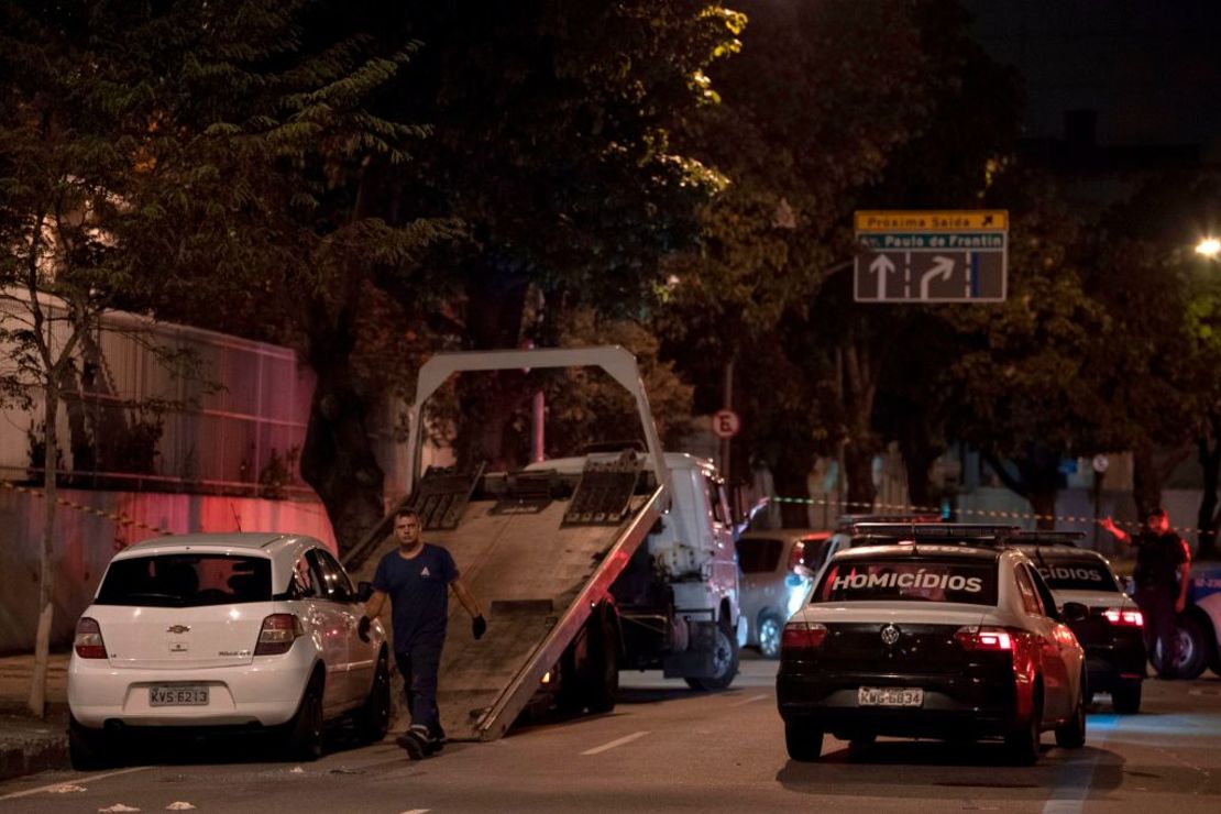 La Policía Civil de Río transporta el auto de la política brasileña Marielle Franco, donde fue encontrada muerta a tiros en Río de Janeiro, Brasil, el 15 de marzo de 2018.