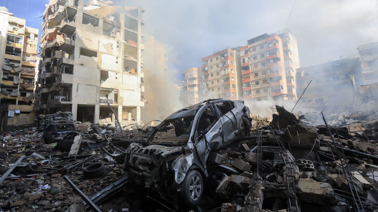 Sale humo de los escombros de un edificio en el lugar de un ataque aéreo israelí nocturno contra el barrio de Laylaki, en los suburbios del sur de Beirut, el 1 de octubre de 2024. Crédito: AFP/Getty Images