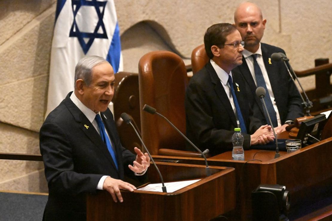 El primer ministro de Israel, Benjamin Netanyahu, habla en la apertura de la 25° sesión del Parlamento en Jerusalén el 28 de octubre de 2024. Crédito: Debbie Hill/AFP/Getty Images