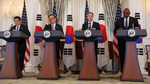 El secretario de Estado Antony Blinken y el secretario de Defensa Lloyd Austin celebran una rueda de prensa conjunta con el ministro de Relaciones Exteriores de Corea del Sur Cho Tae-yul y el ministro de Defensa Kim Yong-hyun durante una reunión 2+2, en el Departamento de Estado en Washington, el 31 de octubre. Crédito: Leah Millis/Reuters