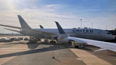 Un Boeing 787-8 Dreamliner de United Airlines está estacionado en una puerta del Aeropuerto Internacional Dulles Washington en esta foto de archivo de marzo de 2021. Crédito: Daniel Slim/AFP/Getty Images/Archivo.