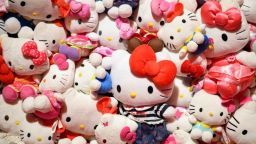Una exhibición de artículos de Hello Kitty en la muestra "Cute" en Somerset House, Londres, que exploró el fenómeno de la ternura en la cultura popular.  Images/Archivo