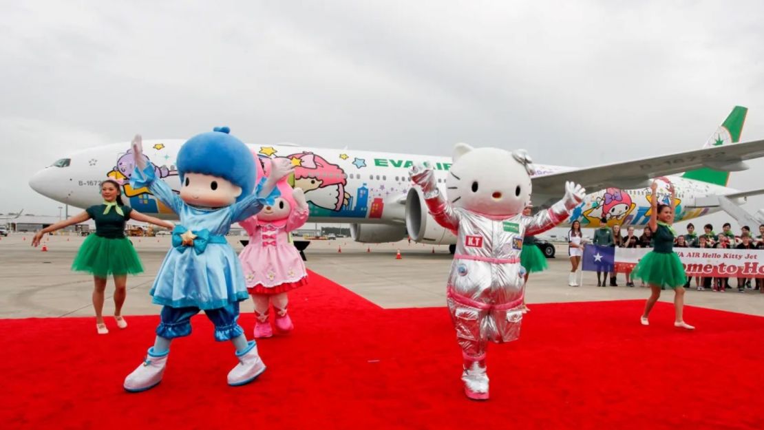 EVA Air de Taiwán presenta un avión temático de Hello Kitty en el Aeropuerto Intercontinental George Bush en Houston, Texas, en 2015.