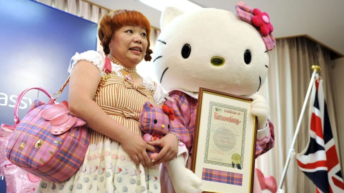 La tercera diseñadora oficial de Hello Kitty, Yuko Yamaguchi (izquierda), fotografiada en un evento en Tokio en 2009.